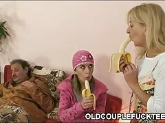Nội y đỏ trên cơ thể sexy phim sex tinh cha con