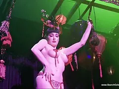 Brunette phim sex loạn luân anh em fucked mình với một lớn dildo