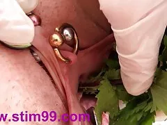 Cô gái thủ dâm với một phim sex ngan giả