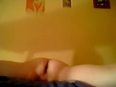 Một cô gái tóc vàng xinh đẹp làm phim sex mo hài lòng một người đàn ông da đen to lớn